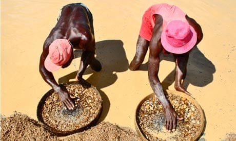 MDG : Small scale artisanal mining Sierra Leone diamond mining, near Kono.