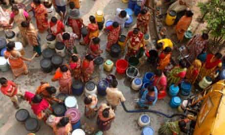 MDg People collect drinking water from a municipal tanker in Kolkata, India