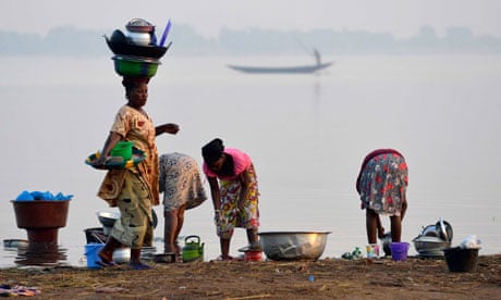 MDG : Mali : Women by Niger river in Segou