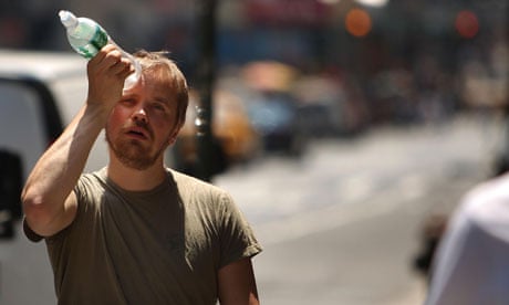 Heat wave in New York : A man tries to cool himself with a bottle of water 