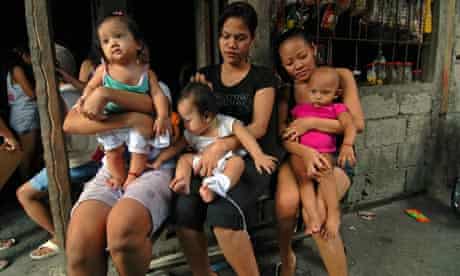 MDG : Philippines : Reproductive Health Bill : Young women care for their babies in a slum district