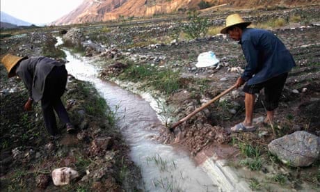 China blog on pollution : Farmers dig ditches to lead polluted water into farm fields, Kunming