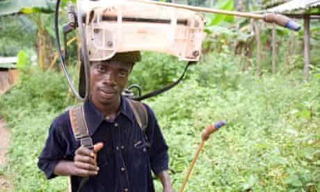 MDG : Pesticide in Ghana : Man spraying pesticide, Dakoto Junction, Ghana, Africa