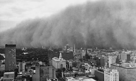 1983 el nino in Australia : massive reddish-brown cloud advances on the city of Melbourne