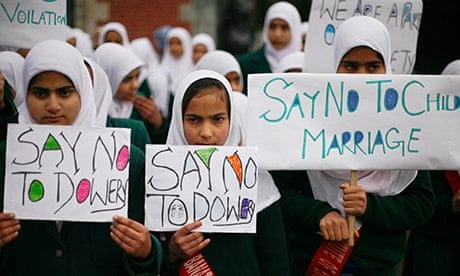 MDG : Kashmiri Muslim girl students stage a women's rights rally in Srinagar, India