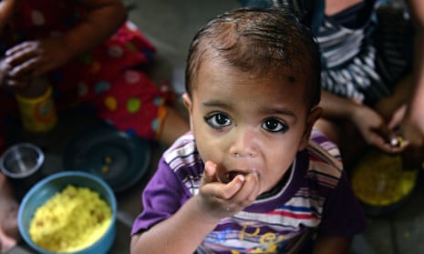 MDG : Hunger index : Indian children eat free meal at the nutrition centre of Apnalaya 