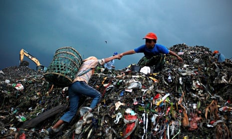 MDG : Waste dumps : Children at Bantar Gebang landfill, Jakarta, Indonesia