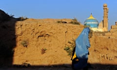 MDG : A burqa clad Afghan woman walks along a road in Herat province, on October 9, 2014