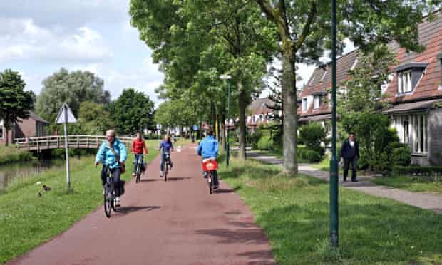 Bike blog on cycling revolution : cyclists on a lane in Netherlands