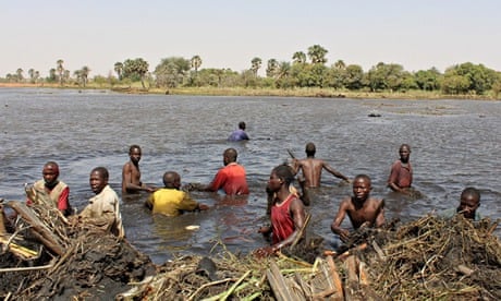 MDG : Men cleaning water of a lake near Koroma, district of Dogo, Zinder, Niger