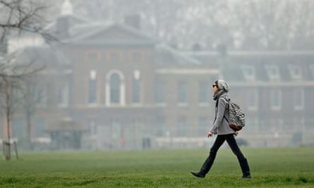 Pollution in Chelsea and Kensington : Kensington Gardens as smog surrounds Kensington Palace