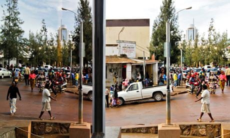 MDG : Rwanda economy : a busy street with small shops in Kigali