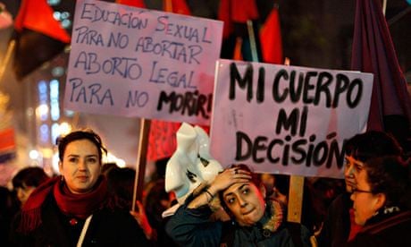 MDG : Pro-abortion activists take part in a rally in Santiago, Chile