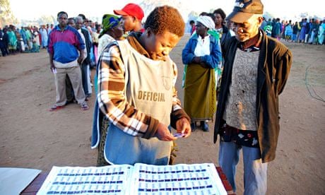 MDG : Malawi elections : A Malawian voter listens to an electoral official 