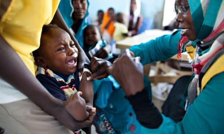 MDG: a child receives a vaccination
