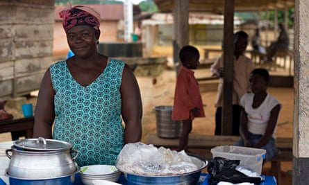 MDG : Smuggling cocao from Ghana to Ivory Coast : A woman sells fish and rice in Adonikrom’s market