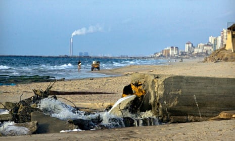 toxic metal pollution : A sewage drain floods into the Mediterranean sea 
