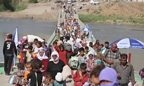 MDG : Humanitarian aid policy : IDP Iraqis from the Yazidi community cross the Syrian-Iraqi border