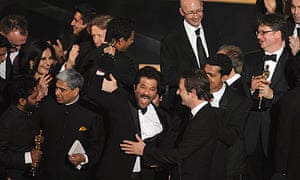 Cast and crew of Slumdog Millionaire with the Oscar for best film