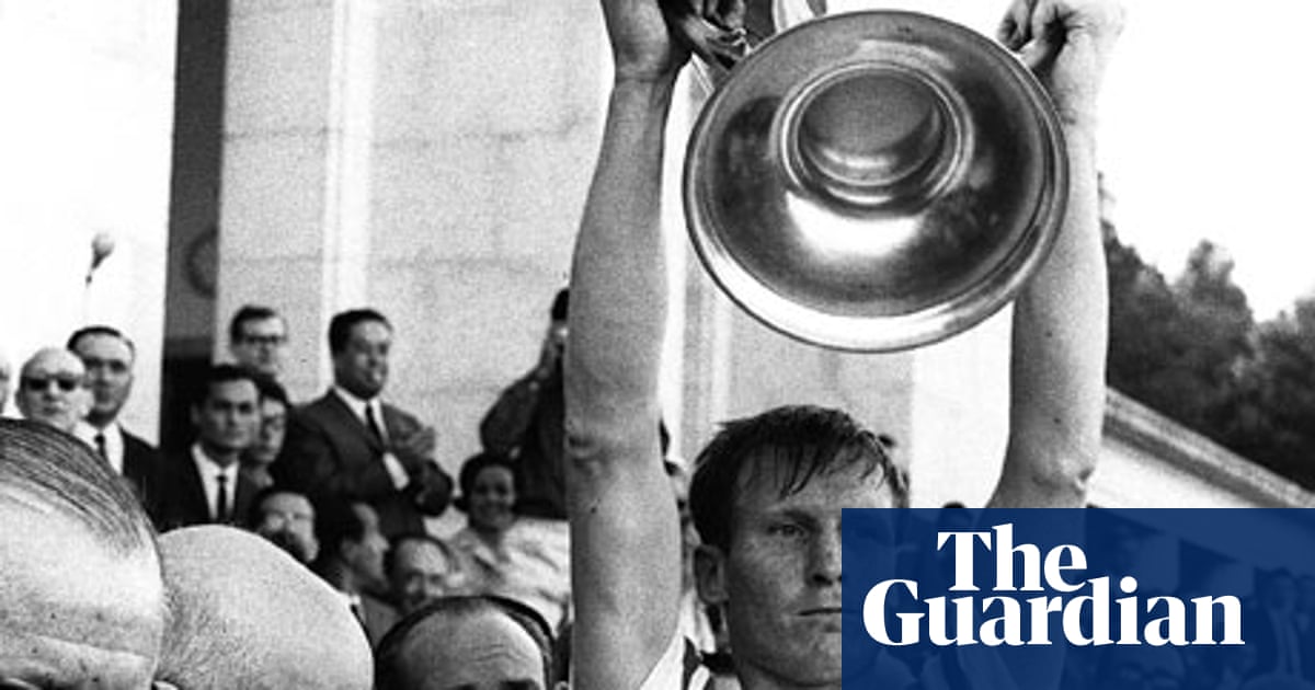 Billy McNeill alza la Coppa Campioni al cielo