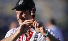 Andrew Strauss with the Ashes urn.