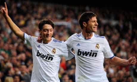 Real Madrid's Mesut Ozil celebrates with Xabi Alonso after scoring against Atlético at the Bernabéu