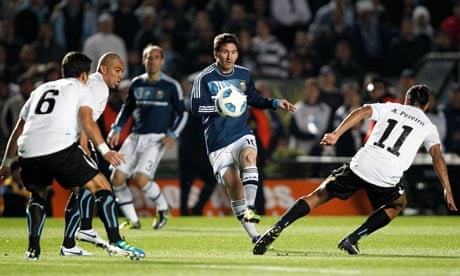 Lionel Messi crosses to Gonzalo Higuain