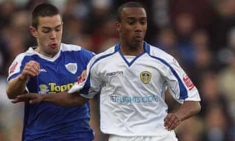 Leeds United's Fabian Delph and Leicester City's Matt Fryatt battle for the ball