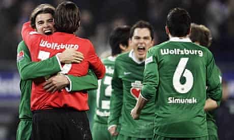 Wolfsburg's players celebrate after beating Hamburg