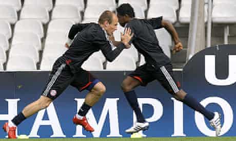 Bayern's Arjen Robben and Turkish midfielder Hamit Altintop