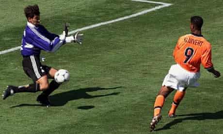 Holland's Patrick Kluivert shoots past Argentina goalkeeper Carlos Roa