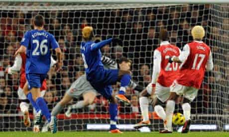 Louis Saha scores for Everton v Arsenal