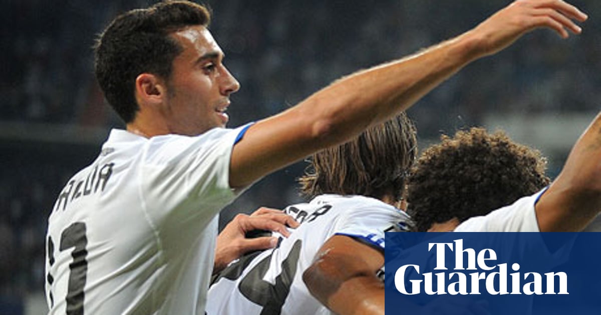 Alvaro Arbeloa Hopes To Keep Firm Grip On Tottenham S Peter Crouch Football The Guardian