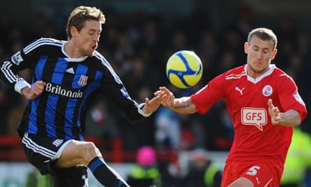 Peter Crouch S Header Helps To Steer 10 Man Stoke Past Crawley Town Crawley Town The Guardian