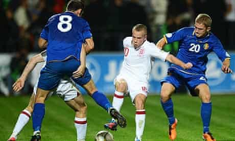 Tom Cleverley of England maintains possession