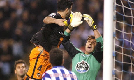Deportivo goalkeeper Daniel Aranzubia denies Valencia defender Alex Bergantinos