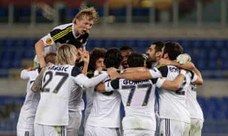Fenerbahce's Dirk Kuyt and team-mates celebrate eliminating Lazio from the Europa League