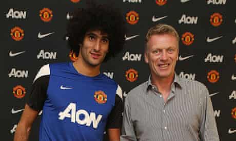 Marouane Fellaini of Manchester United poses with Manager David Moyes
