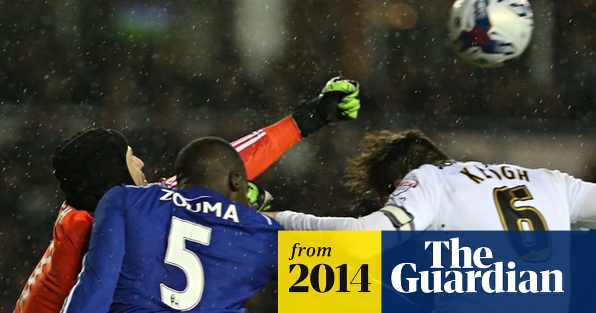 Chelsea Doctor Asked Three Times For Stretchers After Zouma Injury Says Cech Chelsea The Guardian