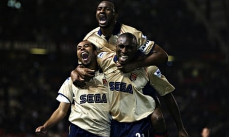 Ashley Cole, Patrick Vieira and Sol Campbell of Arsenal celebrate