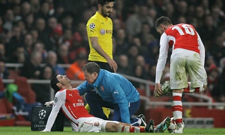 Mikel Arteta is treated for injury 