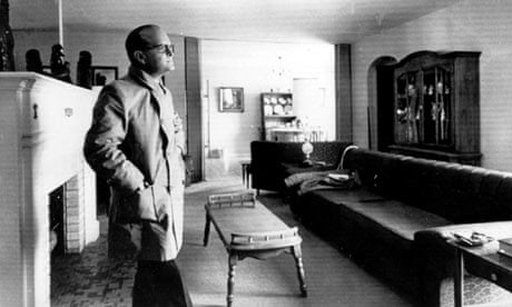 Truman Capote in the living room of the Clutter ranch 