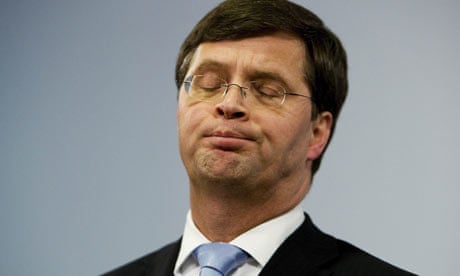 Jan Peter Balkenende announces the collapse of his ruling coalition