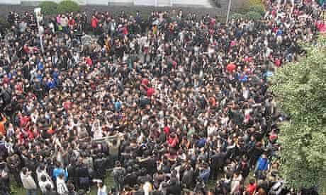 Hordes of potential suitors gather around Zhang Mengqian's dorm building.