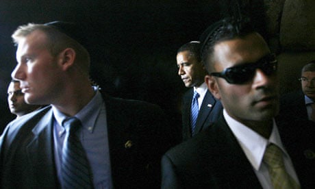 Barack Obama surrounded by bodyguards in 2008