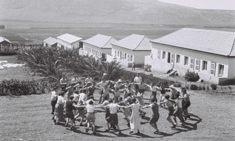 https://i.guim.co.uk/img/static/sys-images/Guardian/About/General/2010/8/12/1281630604052/Kibbutz-members-at-Kibbut-006.jpg?crop=none&dpr=1&s=none&width=465