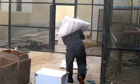 A looter at a Cairo prison