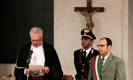 Judge Claudio Pratillo Hellmann (l) reads the verdict at the appeal trial of Amanda Knox, in Perugia