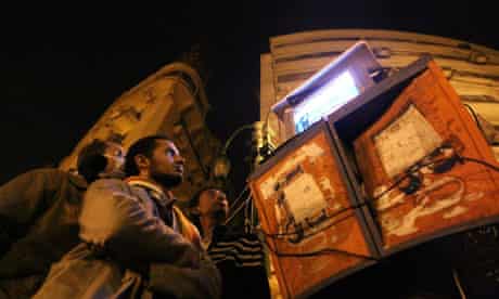Egyptians gather to watch al-Jazeera