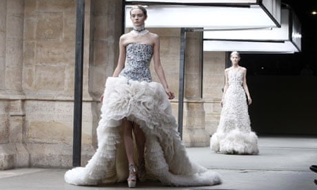 etc. termómetro cable Alexander McQueen wedding dress rumour fuelled by ice queen show | Paris  fashion week | The Guardian